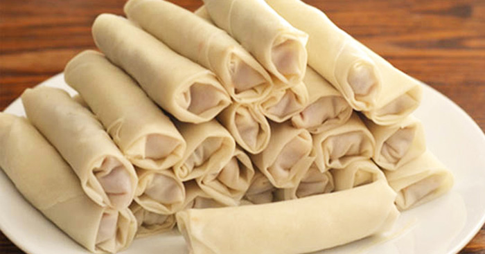 xong quá trình cuốn nem hải sản khi chưa nhúng chiên xù